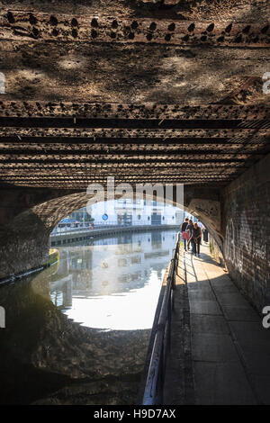 Leinpfad unter einer Brücke auf der Regent's Canal, St. Pancras, London, UK Stockfoto