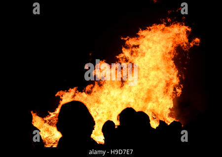 Allgemeine öffentliche Silhouette gegen den brennenden Lagerfeuer an Penkridge Scouts Lagerfeuer, Staffordshire, England, Vereinigtes Königreich, 2016. Stockfoto