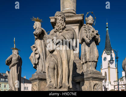Heiligenstatuen an der Säule der Heiligen Dreifaltigkeit (Pestsäule, 1704), barocker Stil, auf Krakonosovo namesti in Trutnov, Böhmen, Tschechische Republik Stockfoto