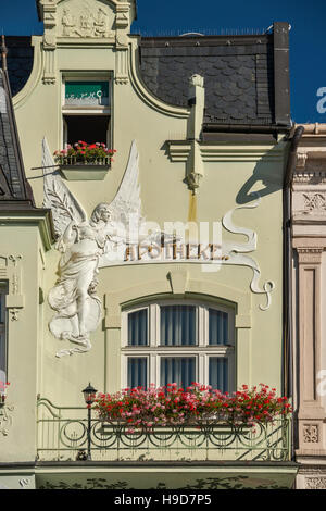 Jugendstil-Flachrelief und Apotheke Schild am Haus auf Krakonosovo Namesti in Trutnov, Böhmen, Tschechien Stockfoto