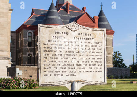 Ein historischer Marker fasst die Geschichte des Pulaski County-Regierung vor dem Gericht in Little Rock, Arkansas. Stockfoto