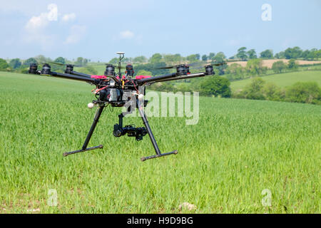 DJI-S1000 professionelle Drohne für Feldzuordnung Stockfoto