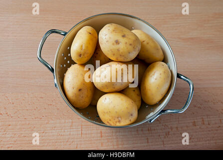Rohes, ungekochtes Gemüse Gemüse, neue Kartoffeln in einem Behälter mit Schüssel aus Sieb von oben Stockfoto