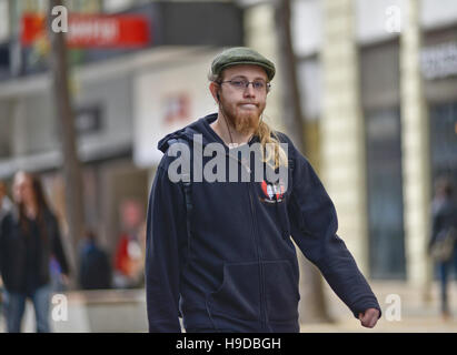 Blonde Mann mit Bart und Hut auf der Straße. Wien, Österreich Stockfoto