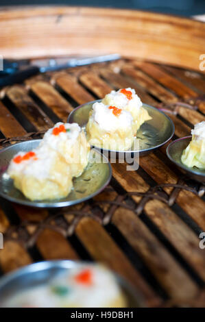 Schweinefleisch und Garnelen Knödel serviert bei Aik Hacke, ein Dim Sum Restaurant mit kantonesischer Einwanderer in den 1960er Jahren, Penang gegründet. Stockfoto