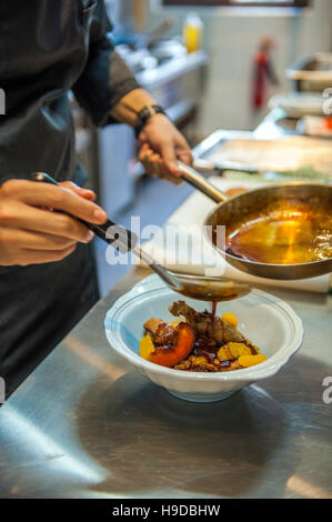 Koch Zachary Choong bereitet Ente mit Stern in der Küche des Restaurant bei sieben Terarces Kebaya Hotel in Georgetown, Penang, Malaysia Anis Stockfoto