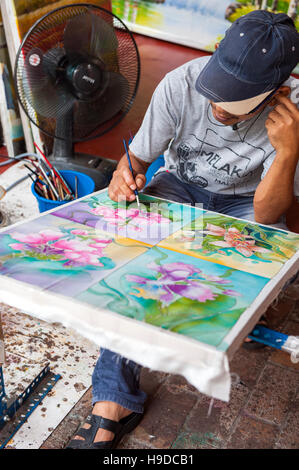 Ein Mann Malerei Batik in Malakka, der Weltkulturerbe Stadt flankieren die Straße von Malakka auf der Halbinsel Malaysia. Stockfoto