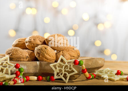 Wallnuts mit Weihnachts-Dekoration auf dem Tisch Stockfoto