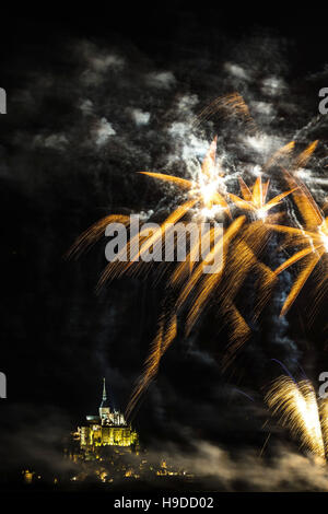 Feuerwerk über Le Mont Saint Michel (Normandie, Nordwest-Frankreich) Stockfoto