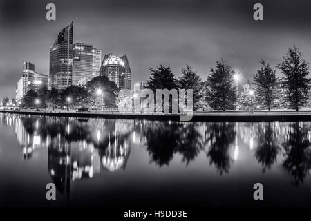 Skyline von den Haag in der Nacht in schwarz und weiß. Den Haag ist der Sitz der niederländischen Regierung und Parlament, der oberste Gerichtshof und der Rat o Stockfoto