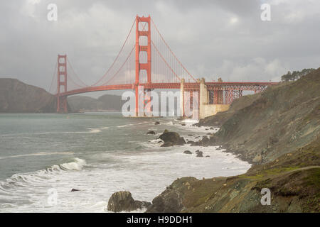 Stormy Skies auf die Golden Gate Bridge vom Presidio gesehen. Stockfoto