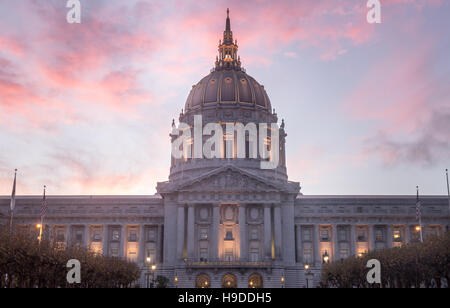 Sonnenuntergang über der San Francisco City Hall Stockfoto