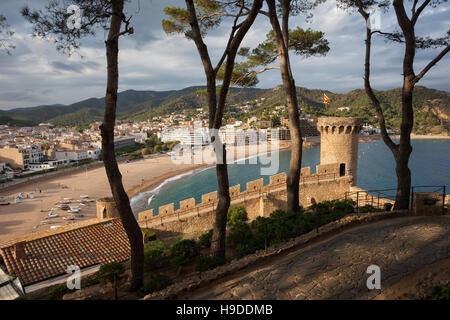 Spanien, Costa Brava, Tossa de Mar Stadt von oben, Mittelmeer Küste, Blick vom Vila Vella Stockfoto