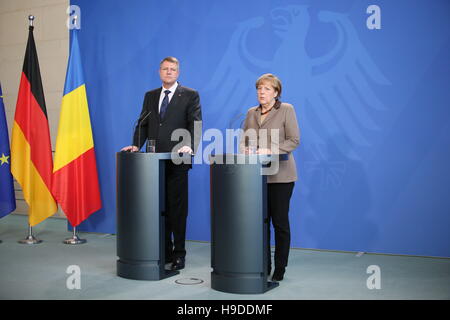 Präsident von Rumänien Klaus Johannis gibt gemeinsame Presseerklärung mit Bundeskanzlerin Merkel am 26. Februar 2015 in Berlin, Deutschland