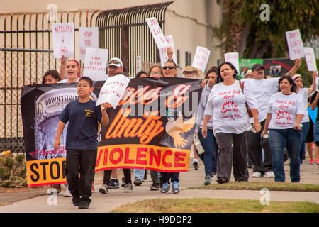 Lokalen Hispanics marschieren in Santa Ana, CA, zu einer Kundgebung gegen Gewalt auf der Straße in der Gemeinschaft. Hinweis-Banner mit Schild. Hinweis T shirts Stockfoto