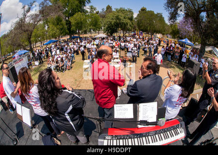 Referenten, Musiker und Gemeindeleiter sammeln auf einer Bühne bei einer Demonstration gegen Bandenkriminalität in Santa Ana, CA, Stadtpark. Stockfoto