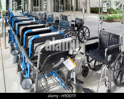 Eine organisierte Gruppe von Rollstühlen ist für Patienten in einem Gesundheit medical Organization (HMO) Krankenhaus in Irvine, Kalifornien. Stockfoto