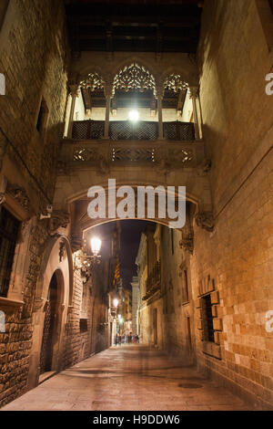 Spanien, Barcelona, gotische Viertel - Barri Gotic, Brücke über Carrer del Bisbe Straße bei Nacht Stockfoto