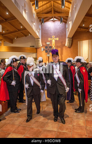 Aufwändig kostümierte Mitglieder der Knights Of Columbus März in einer feierlichen Prozession in St. Timothy katholische Kirche, Laguna Niguel, CA. Stockfoto