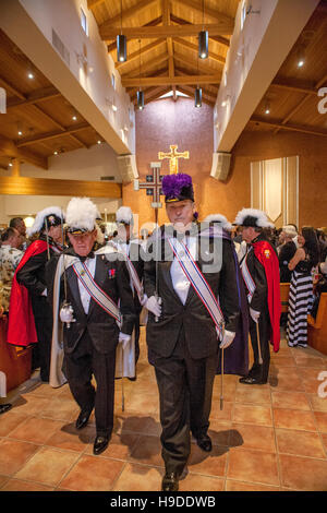 Aufwändig kostümierte Mitglieder der Knights Of Columbus März in einer feierlichen Prozession in St. Timothy katholische Kirche, Laguna Niguel, CA. Stockfoto