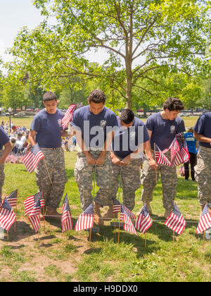 Militärische Tarnung tragen, arbeiten Hispanic ein High School Junior Reserve Officers Training Corps (ROTC) Programm auf eine Darstellung der amerikanischen Flagge auf Boston Common, Massachusetts bekämpfen Todesfälle für Memorial Day Gedenktage zu Ehren. Stockfoto