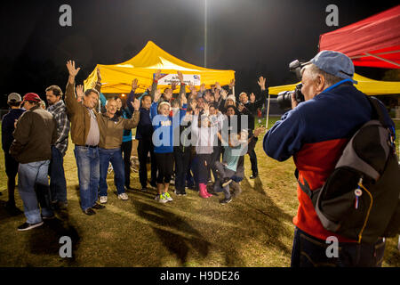 Die multirassische Gläubigen sammeln für ein Gruppenfoto in Mission Viejo, Kalifornien, an eine nächtliche Open-Air-Gottesdienst im Rahmen der nationalen Gebetstag, einen jährlichen Tag der Einhaltung am ersten Donnerstag im Mai, vom Kongress Vereinigten Staaten, Stockfoto