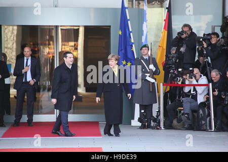 Der griechische Premierminister Alexis Tsipras erhielt mit militärischen Ehren an Kanzlerin Merkel am 23. März 2016 in Berlin, Deutschland. Stockfoto