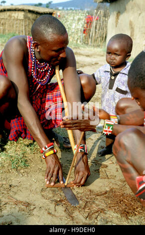 Halb-nomadischen Massai in Masai Mara National Reserve Kenia Afrika gelegen. Ein Massai in der Nähe seiner Hütte, die normalerweise mit Niederlassungen und Protokolle erstellt werden Stockfoto