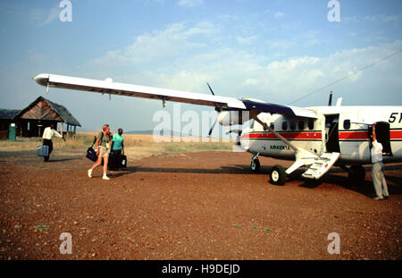 Touristen abreisen von Safari auf einer Landebahn in Masai Mara National Reserve, Air Kenya, Kenia Stockfoto