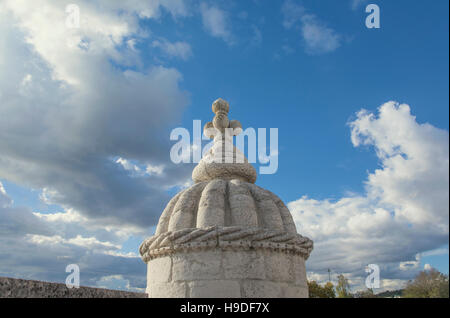 Schönen bewölkten Himmel gesehen von Belem Turm manuelinischen Stil Zinne, in Lissabon Stockfoto