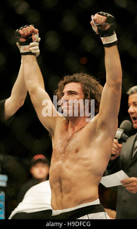 Clay Guida feiert seinen Sieg über Justin James bei der Ultimate Fighting Championships (UFC) 64 im Mandalay Bay Events Center in Las Vegas, Nevada am Samstag, 14. Oktober 2006. Bildnachweis: Francis Specker Stockfoto