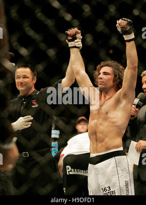 Clay Guida feiert seinen Sieg über Justin James bei der Ultimate Fighting Championships (UFC) 64 im Mandalay Bay Events Center in Las Vegas, Nevada am Samstag, 14. Oktober 2006. Bildnachweis: Francis Specker Stockfoto