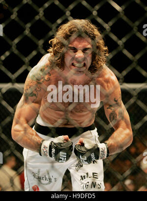 Clay Guida feiert seinen Sieg über Justin James bei der Ultimate Fighting Championships (UFC) 64 im Mandalay Bay Events Center in Las Vegas, Nevada am Samstag, 14. Oktober 2006. Bildnachweis: Francis Specker Stockfoto