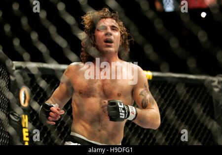 Clay Guida feiert seinen Sieg über Justin James bei der Ultimate Fighting Championships (UFC) 64 im Mandalay Bay Events Center in Las Vegas, Nevada am Samstag, 14. Oktober 2006. Bildnachweis: Francis Specker Stockfoto