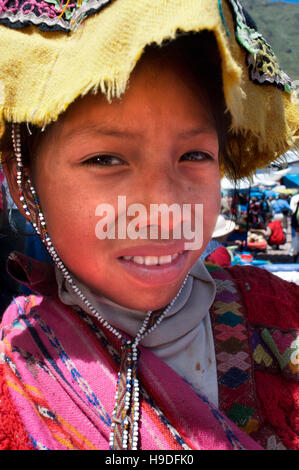 Heiliges Tal, Pisac, Peru. Junges Mädchen gekleidet in traditioneller Tracht in Pisac Sonntag Markttag. Pisac. Heiliges Tal. Pisac oder Pisaq in Quechua, ist Stockfoto