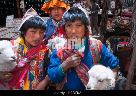 Heiliges Tal, Pisac, Peru. Kinder gekleidet in traditioneller Tracht in Pisac Sonntag Markttag. Pisac. Heiliges Tal. Pisac oder Pisaq in Quechua, ist eine Stockfoto