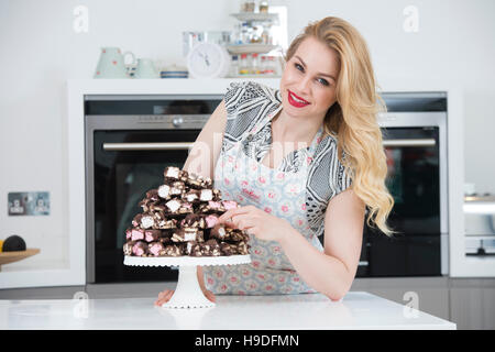 Alana Spencer - Narna Kuchen - junge Frau Handwerker Konditor und einer der Teilnehmer bei der 2016-Serie von The Apprentice-Reality-TV-Programm Stockfoto