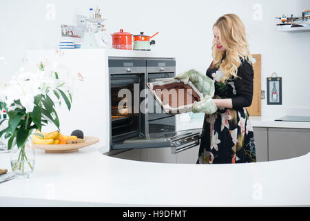 Alana Spencer - Narna Kuchen - junge Frau Handwerker Konditor und einer der Teilnehmer bei der 2016-Serie von The Apprentice-Reality-TV-Programm Stockfoto