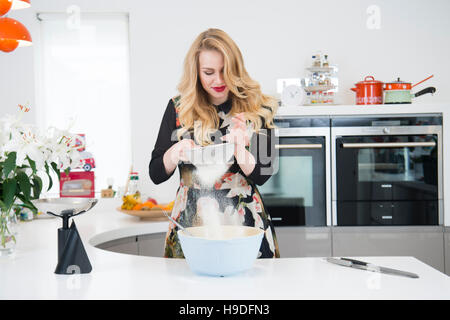 Alana Spencer - Narna Kuchen - junge Frau Handwerker Konditor und einer der Teilnehmer bei der 2016-Serie von The Apprentice-Reality-TV-Programm Stockfoto