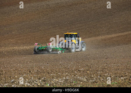 JCB Fastrack, Baureihe 3000, Traktor, Erntegutfeld, Egge, Vorbereitung, Landwirtschaft, Kultur, ländlich, Land, Pflug, Pflug, Landwirtschaft, Ackerbau, fruchtbar, Boden. Stockfoto