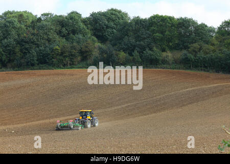 JCB Fastrack, Baureihe 3000, Traktor, Erntegutfeld, Egge, Vorbereitung, Landwirtschaft, Kultur, ländlich, Land, Pflug, Pflug, Landwirtschaft, Ackerbau, fruchtbar, Boden. Stockfoto