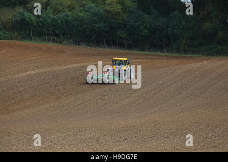 JCB Fastrack, Baureihe 3000, Traktor, Erntegutfeld, Egge, Vorbereitung, Landwirtschaft, Kultur, ländlich, Land, Pflug, Pflug, Landwirtschaft, Ackerbau, fruchtbar, Boden. Stockfoto