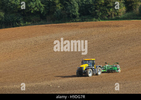 JCB Fastrack, Baureihe 3000, Traktor, Erntegutfeld, Egge, Vorbereitung, Landwirtschaft, Kultur, ländlich, Land, Pflug, Pflug, Landwirtschaft, Ackerbau, fruchtbar, Boden. Stockfoto