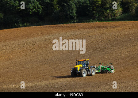 JCB Fastrack, Baureihe 3000, Traktor, Erntegutfeld, Egge, Vorbereitung, Landwirtschaft, Kultur, ländlich, Land, Pflug, Pflug, Landwirtschaft, Ackerbau, fruchtbar, Boden. Stockfoto