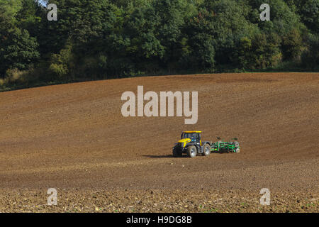 JCB Fastrack, Baureihe 3000, Traktor, Erntegutfeld, Egge, Vorbereitung, Landwirtschaft, Kultur, ländlich, Land, Pflug, Pflug, Landwirtschaft, Ackerbau, fruchtbar, Boden. Stockfoto