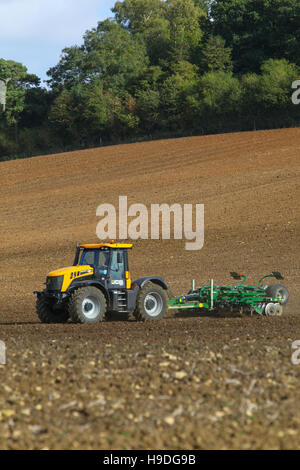 JCB Fastrack, Baureihe 3000, Traktor, Erntegutfeld, Egge, Vorbereitung, Landwirtschaft, Kultur, ländlich, Land, Pflug, Pflug, Landwirtschaft, Ackerbau, fruchtbar, Boden. Stockfoto