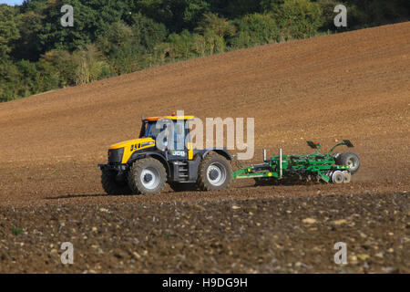 JCB Fastrack, Baureihe 3000, Traktor, Erntegutfeld, Egge, Vorbereitung, Landwirtschaft, Kultur, ländlich, Land, Pflug, Pflug, Landwirtschaft, Ackerbau, fruchtbar, Boden. Stockfoto