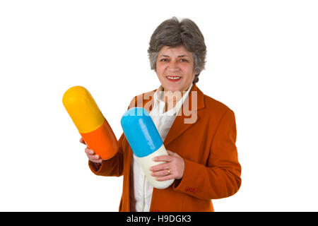 Weibliche Senior mit zwei großen Größe Pillen - isoliert auf weißem Hintergrund Stockfoto