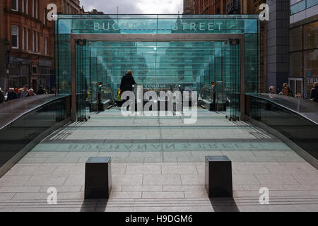 Silhouetten von Menschen in der Stadt vor dem Hintergrund der Eingang zur u-Bahn-Station Buchanan Stockfoto