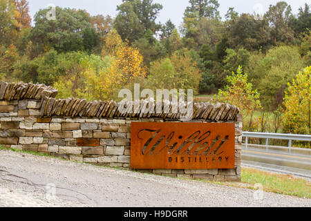 Bardstown, KY, USA - 20. Oktober 2016: Willett Distillery Ortseingangsschild auf Steinmauer. Stockfoto